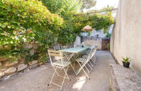 Maison authentique à Montfrin avec terrasse, Air conditionné.